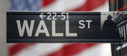 El cartel de Wall Street, con una bandera al fondo.