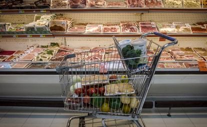 Vista de un refrigerador con carne en un supermercador de la Colonia Roma, en Ciudad de México.