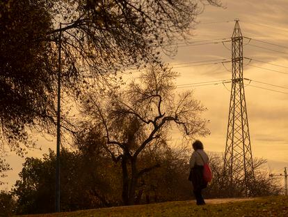 Tendido eléctrico en el Parque del Alamillo, en Sevilla. El cálculo en instalaciones eléctricas, utilizando números complejos, permite que puedan tener un mejor rendimiento.