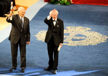 Zygmunt Bauman (derecha) junto a Alain Touraine en Oviedo, el 22 de octubre de 2010, día en que recibieron el Premio Príncipe de Asturias de Comunicación y Humanidades. 