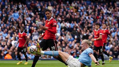 Erling Haaland en la acción de su tercer gol en el partido del Manchester City contra el United, de la Premier League, este domingo