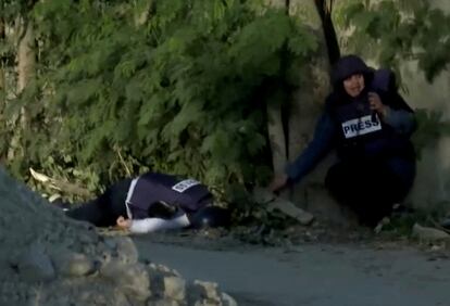 El cadáver de la periodista Shireen Abu Akleh, tras ser disparada en Yenín (Cisjordania), este miércoles, en una captura de vídeo.
