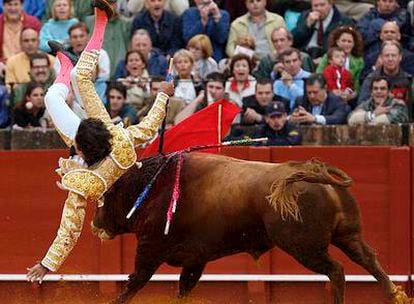 Curro Díaz es volteado por su segundo toro.