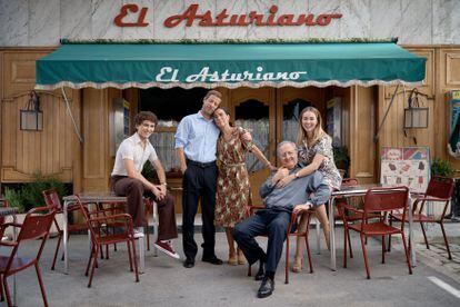 Parte de la familia de los Asturianos posa delante de su bar en la ficticia Plaza de los Frutos de 'Amar es para siempre'.