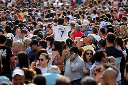 Un niño con la camiseta de Ronaldo espera la llegada de los jugadores del Real Madrid en la Puerta del Sol, Madrid. 