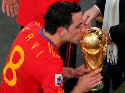 Xavi Hernandez besa la Copa del Mundo tras derrotar a Países Bajos en la final del Mundial de 2010.