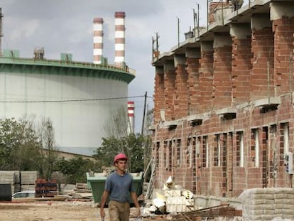 Edificios en construcci&oacute;n junto a las industrias qu&iacute;micas del Serrallo en Almassora en el a&ntilde;o 2006.