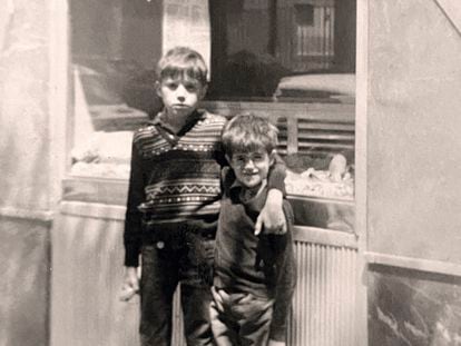 Alberto y Belarmino, frente a la fachada del Asturianos, a finales de los años setenta.