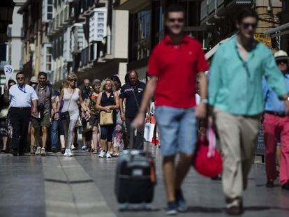 Turistas paseando por el centro de M&aacute;laga.