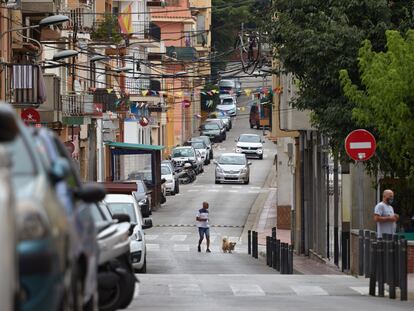 Aspecto de la calle Valencia en Sant Feliu de Guíxols (Girona), donde un hombre atacó a su pareja y a su hija.