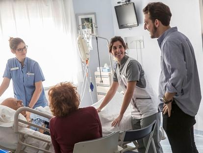 Una enfermera de oncología visita a un paciente y su familia en la Clínica Universidad de Navarra en Pamplona.