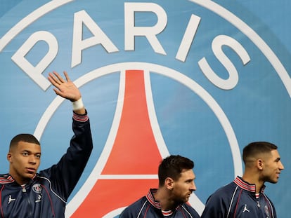 Kylian Mbappé, Lionel Messi y Achraf Hakimi, antes de un partido con el PSG.