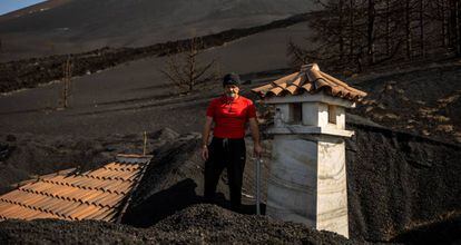 Vicente Leal, junto a su casa afectada por el volcán de La Palma.