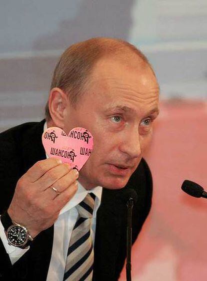 El presidente ruso, Vladímir Putin, lee un mensaje de san Valentín enviado por una periodista en la rueda de prensa de ayer en el Kremlin.