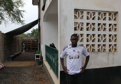 Umaru tiene 20 años y vive en Freetown (Sierra Leona). Ha sobrevivido al virus del ébola, al igual que otros cuatro miembros de su familia.