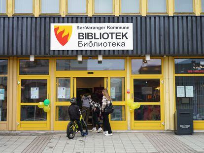La entrada a la biblioteca pública de Kirkenes, con el rótulo en noruego y en ruso, el 23 de abril.