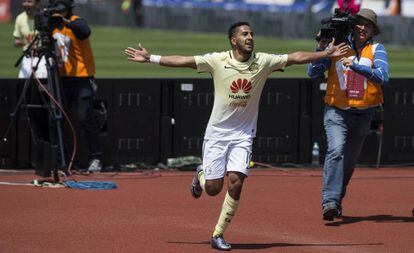Cecilio Domínguez festeja el último gol de América