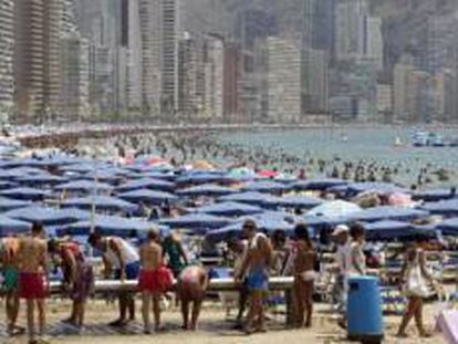 Una playa valenciana llena de turistas.