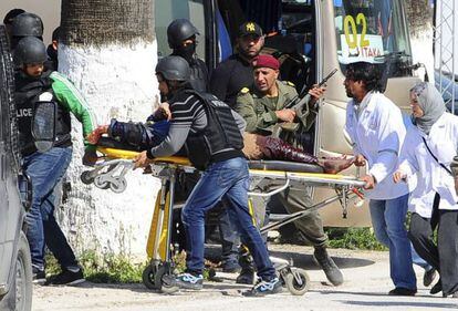 Los servicios de rescate y emergencias evacuan una v&iacute;ctima del atentado al Museo Bardo de T&uacute;nez, el pasado 18 de marzo. 
 