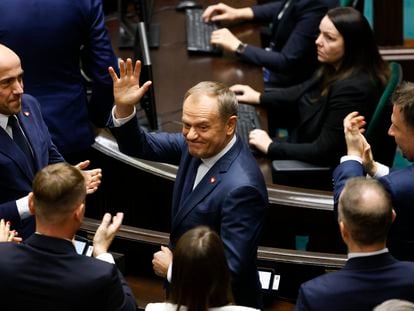 Donald Tusk saluda a los diputados de la bancada liberal tras ser elegido primer ministro en el Sejm, este lunes.