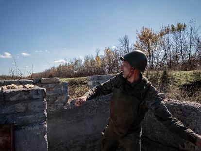 Un recluta ruso lanzaba una granada el miércoles, durante un entrenamiento en la región ucrania de Donetsk.