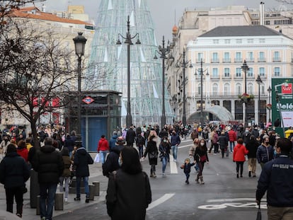 Ambiente en la Puerta del Sol durante estas navidades