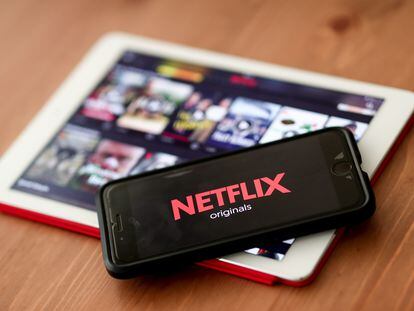 Fotografía de archivo que muestra una vista del logo de Netflix en un teléfono móvil.