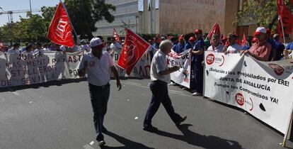 Protesta de prejubilados de los ERE en la Consejería de Economía.