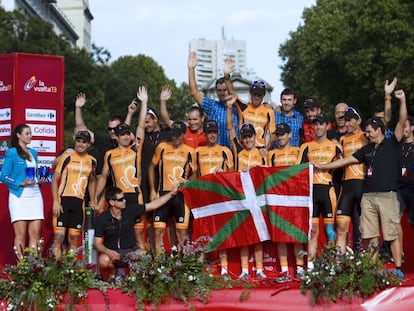 El &uacute;ltimo podio del Euskaltel: ganadores por equipos en la &uacute;ltima Vuelta, corerdores, directores y auxiliares se despiden.