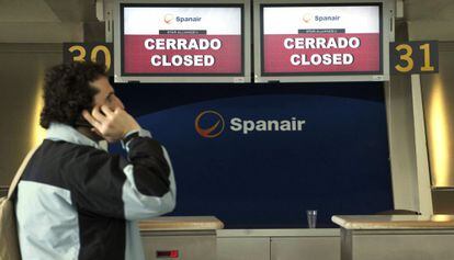 Un pasajero afectado por el cierre de Spanair, en el aeropuerto de Loiu (Bizcaia).