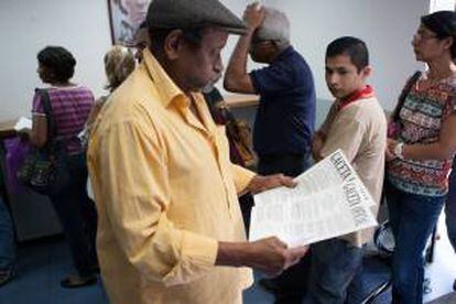 Un hombre lee la Gaceta Oficial este viernes 24 de enero de 2014, a la salida de la Imprenta Nacional de Caracas (Venezuela).