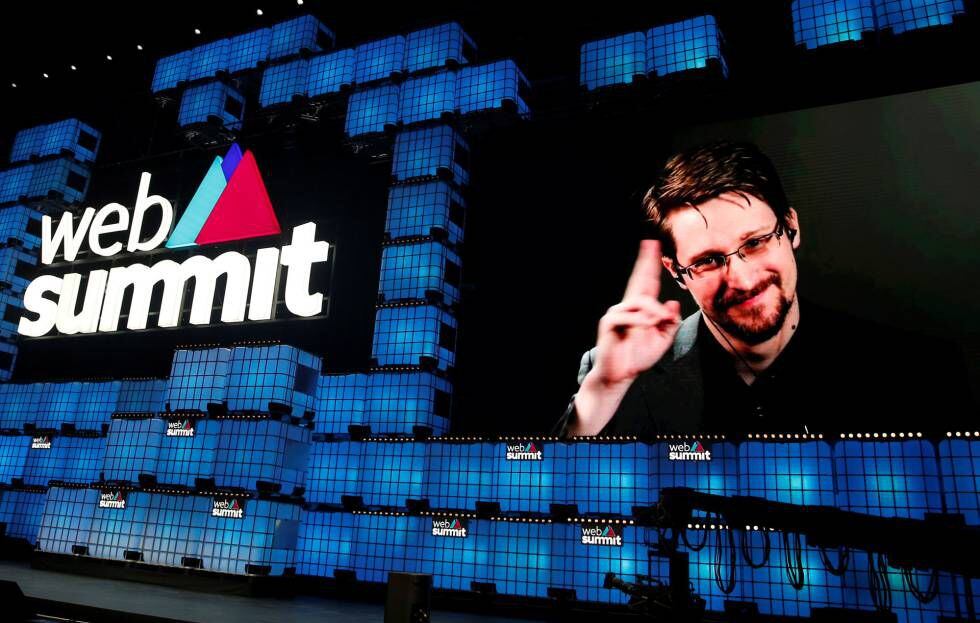 Edward Snowden en las pantallas del escenario principal del Web Summit
