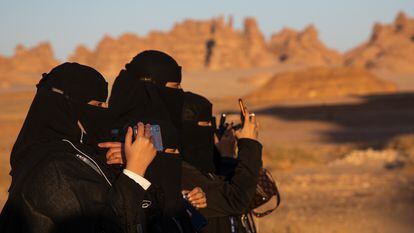 Varias mujeres con teléfonos móviles en Al Madinah, en Arabia Saudí, en diciembre de 2019.