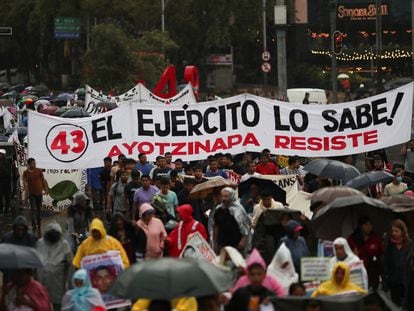 Una marcha para exigir justicia para los 43 estudiantes de Ayotzinapa, en Ciudad de México.