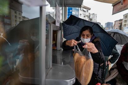 A woman bought bread at a subsidized price last Friday in Istanbul.