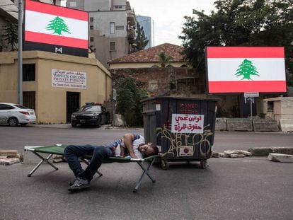 Un hombre, este lunes durante las protestas en Beirut.