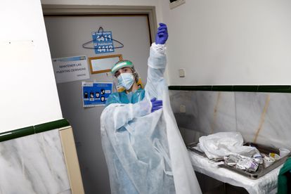 Una sanitaria se ajusta un equipo de protección (EPI) en una de las tres unidades de hospitalización con pacientes con covid aún operativas en el área de medicina interna del hospital Gregorio Marañón de Madrid.