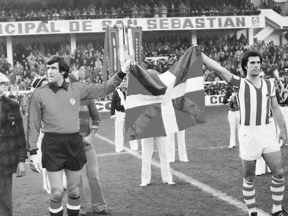 Iribar (izquierda) y Kortabarria, con la ikurri&ntilde;a en el estadio de Atocha.