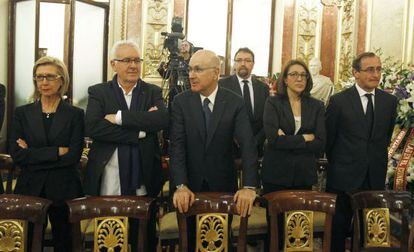 De izquierda a derecha: Rosa Díez, Cayo Lara, Josep Antoni Duran Lleida, Soraya Rodríguez, Alfonso Alonso, ayer en el Congreso, en el velatorio de Adolfo Suárez.