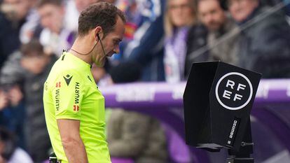 VALLADOLID, SPAIN - JANUARY 14: Referee, Mario Melero Lopez checks the VAR during the LaLiga Santander match between Real Valladolid CF and Rayo Vallecano at Estadio Municipal Jose Zorrilla on January 14, 2023 in Valladolid, Spain. (Photo by Angel Martinez/Getty Images)