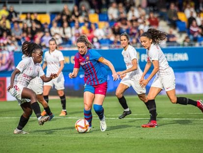 Alexia Putellas conducía el balón entre varias jugadoras del Sevilla, en el estadio Johan Cruyff, en mayo de 2022.