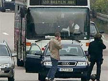 El autobús, rodeado de policías en la autopista cerca de Hannover.