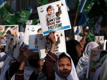 Una niña muestra un cartel que dice "No dejes de hablar de Palestina", durante una manifestación de solidaridad celebrada en Peshawar, en Pakistán, el 20 de diciembre de 2023.