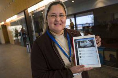 La filóloga y periodista, Xiskya Lucía Valladares, religiosa de Pureza de María, conocida como la monja twittera, muestra en una tableta su cuenta de twitter en el cuarto congreso universitario sobre redes Comunica 2.0.