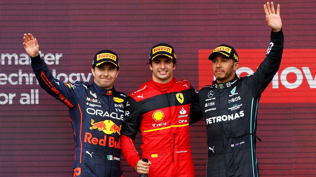 Checo Pérez gives Lewis Hamilton another lesson to get on the podium at Silverstone