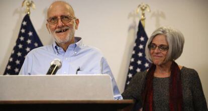 El estadounidense Alan Gross, liberado tras cinco años preso en Cuba, y su esposa, este miércoles en Washington.