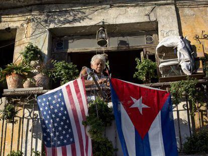 Banderas de EE UU y Cuba, en un balc&oacute;n de la Habana.