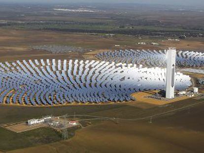 Planta de energ&iacute;a termosolar de Abengoa en Sanl&uacute;car la Mayor (Sevilla).