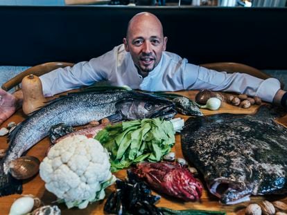El chef Iñaki Bretal posa con los productos de la dieta atlántica que cocina en el restaurante Eirado da Leña, en Pontevedra.