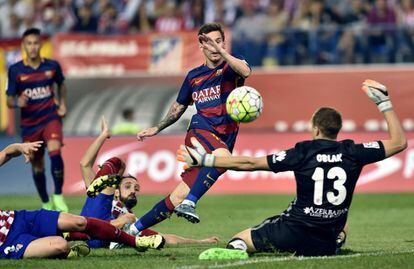 Messi lanza a puerta ante Oblak